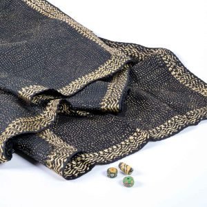 Zwarte Zijden Shawl - geborduurd met goudkleurige Kantha steek